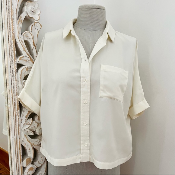 FREE WITH BUNDLE - Short Sleeve Blouse - Picture 2 of 8